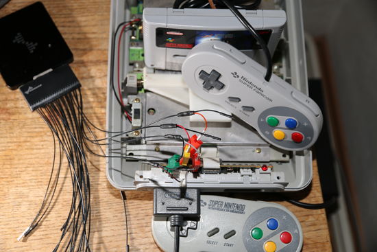 Nintendo SNES a ovladač Super Famicom