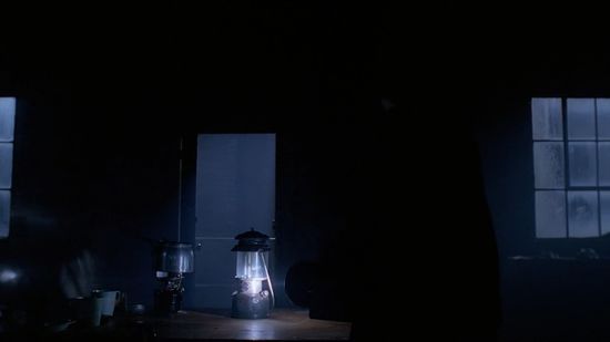 Dana Scullyová (Gillian Andersonová) a lampa v opuštěném výzkumném ústavu
