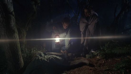 Fox Mulder (David Duchovny) a lampa po záchraně z potopené lodi