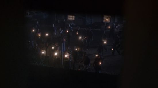 dav vesničanů s lampami