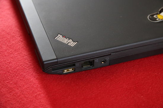 ThinkPad X230 – ethernet/RJ-45, čtečka karet a USB port, audio jack 3,5 mm