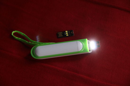 miniaturní USB LED svítilna (bez baterie) + powerbanka pro článek 18650
