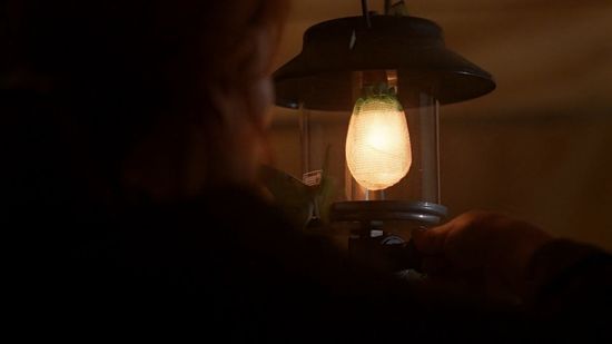 Dana Scullyová (Gillian Andersonová) a falešná lampa