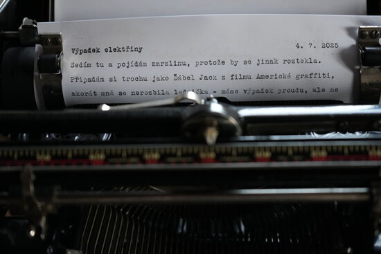 Psací stroj Underwood No. 5 a rozepsaný koncept tohoto článku