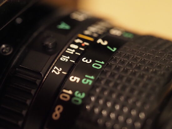 Canon A-1: detail stupnice na objektivu
