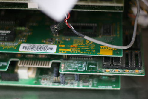 Síťová karta 3Com 3c509 osazená v počítači + audio kabel mezi CD mechanikou a zvukovou kartou