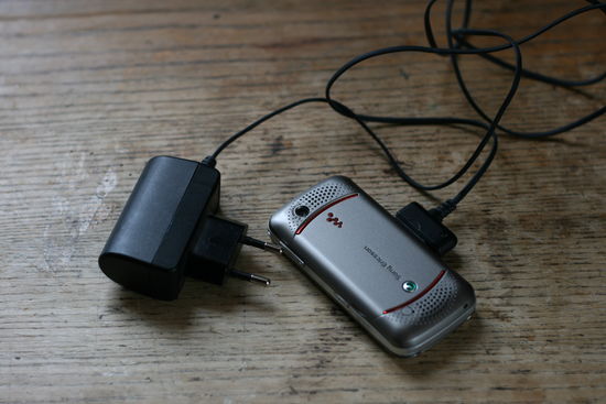 Sony Ericsson W395 – telefon a nabíječka