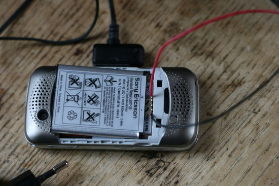 Sony Ericsson W395 – připojená druhá baterka