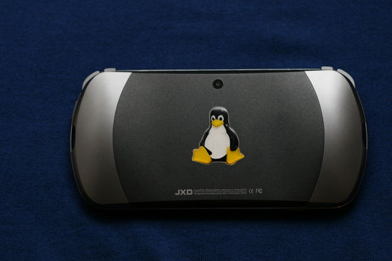 JXD 7800B – zadní strana s nálepkou tučňáka Tuxe