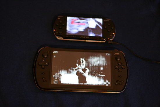 JXD 7800B a Sony PSP 2000 – hra The 3rd Birthday (Aya Brea, Parasite Eve series)