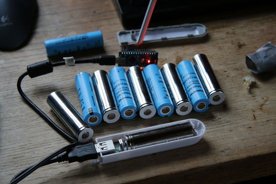 článek 18650 přes USB adaptér pohání Arduino Nano
