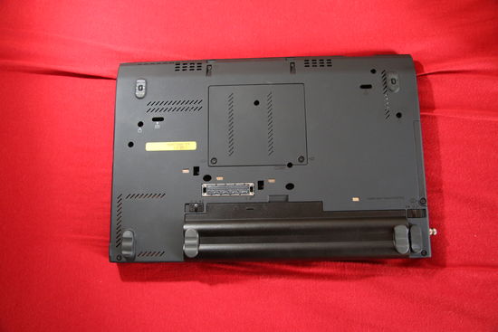 ThinkPad X230 – spodní strana, konektor pro dokovací stanici, vpravo je slot pro 2.5" pevný disk